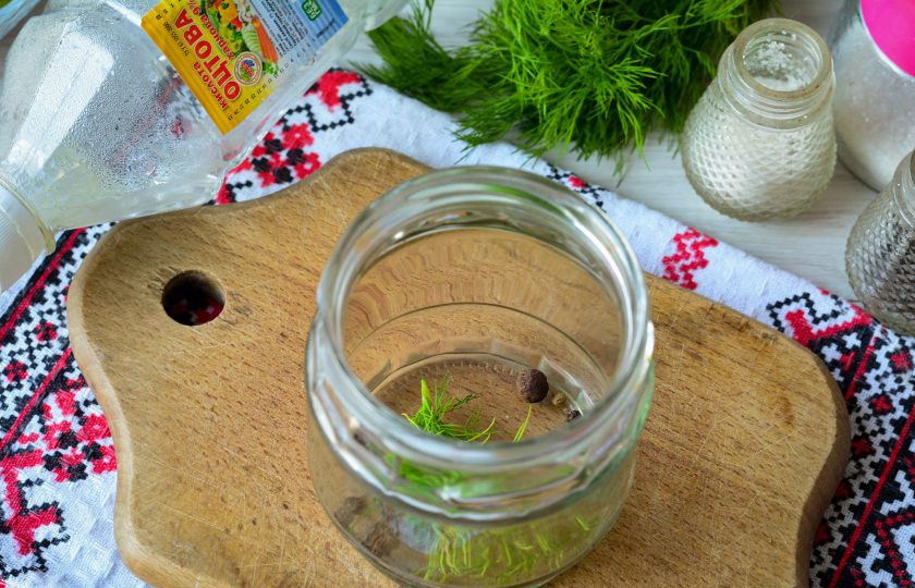 1. Этап. Соленый горький перец: На дно чистой простерилизованной банки сложите специи - перец горошком и немного укропа.