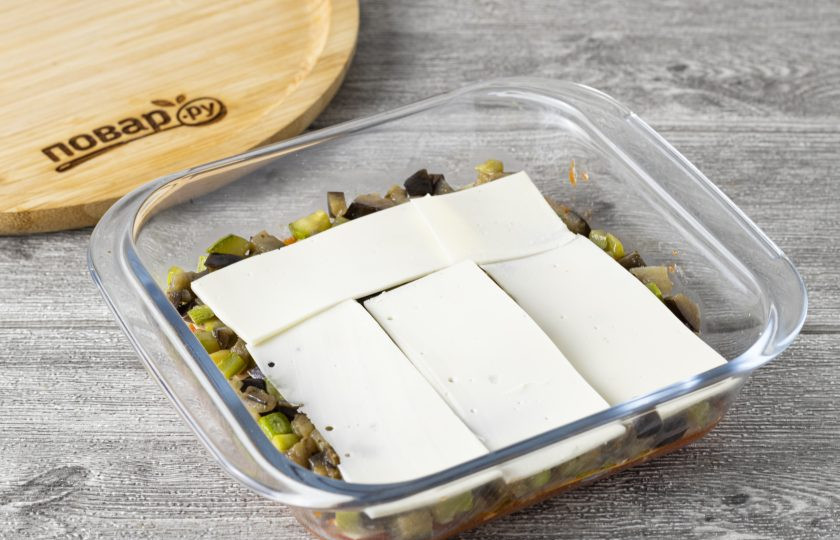 1. Этап. Овощная лазанья из кабачков и баклажанов: Сверху выложите нарезанную на тонкие ломтики моцареллу. Чередуйте слои, пока не закончатся ингредиенты.