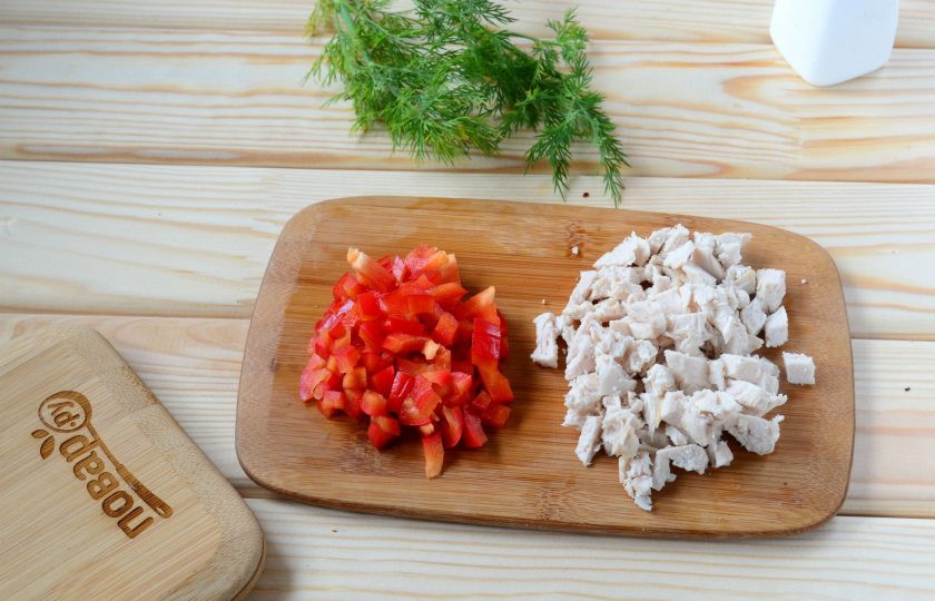 1. Этап. Нежнейшая пицца без муки: Тем временем подготовьте начинку. В принципе, начинку можете брать любую, но если вы хотите сделать полностью в соответствии с принципами правильного питания, то не используйте майонез, колбасу и другие «вредности». В качестве начинки я беру отварную куриную грудку и сладкий перец. Можно также использовать помидор, консервированную кукурузу и другие овощи.