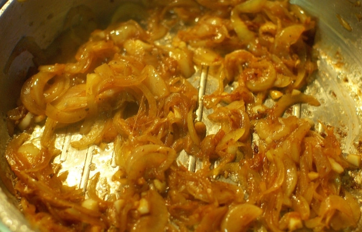 1. Этап. Тушеные ножки кролика: Затем в той же сковородке обжариваем лук до мягкости. Он должен приобрести аппетитный коричневый оттенок.