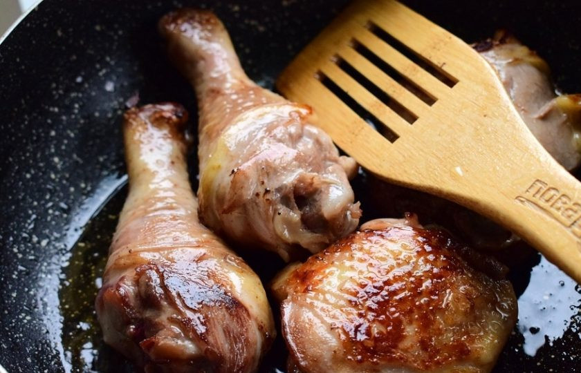 1. Этап. Жаркое из курицы с айвой: В глубокой сковороде разогрейте оливковое масло и обжарьте куриные мясо до золотистой корочки. Затем переместите его на тарелку.