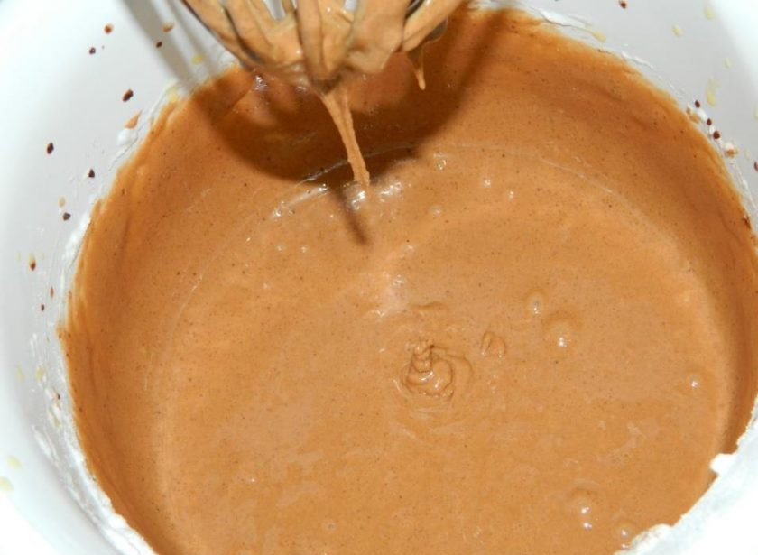 1. Этап. Шоколадно-вишневый торт со сливками: Отдельно взбейте желтки с сахаром. Вмешайте муку и соду. Добавьте какао и растопленное сливочное масло.