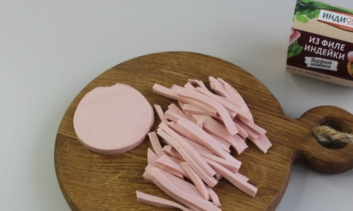 1. Этап. Салат с пекинской капустой и колбасой: Для салата я выбрала колбасу из филе индейки ТМ Индилайт, которой я доверяю. Колбасу нарежьте тонкими ломтиками и затем соломкой.