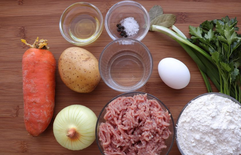 1. Этап. Суп с ленивыми пельменями: Подготовьте все необходимые ингредиенты. Овощной или мясной бульон можно приготовить заранее, а можно обойтись без него и сварить более легкий вариант супа на воде.