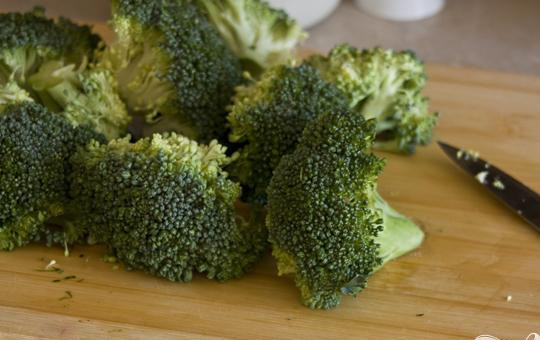 1. Этап. Вегетарианский суп из брокколи: 1. Кочан брокколи промываем и разделяем на соцветия. В кастрюлю с кипящей водой опускаем приготовленные брокколи. Стебель можно так же положить сюда. Капуста должна полностью покрыться водой. Варим минут пять до готовности.