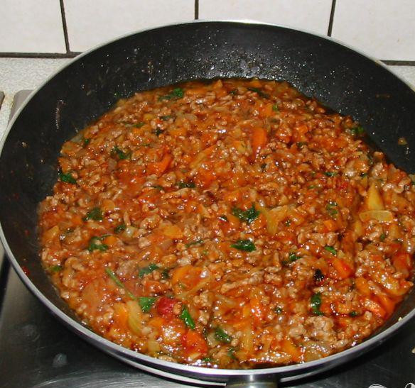 1. Этап. Пастушья запеканка: 3. Добавить бараний фарш в кастрюлю и жарить, постоянно переворачивая, пока мясо не зарумянится. Когда весь фарш станет коричневым, добавить овощи, петрушку, тмин, корицу, вустерский соус, бульон и томатное пюре. Посыпать мукой и хорошо перемешать. Скрутить огонь до минимального, накрыть крышкой и готовить приблизительно 35 минут. Помешивать каждые 10 минут и добавить несколько столовых ложек воды, если смесь начнет прилипать ко дну кастрюли. Положить картофель на средний огонь на 25 минут и варить до готовности.