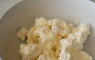 1. Этап. Творожно-банановый десерт: Выкладываем в миску творог.