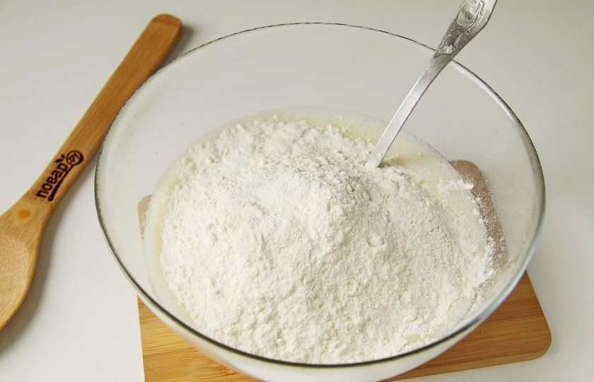 1. Этап. Пирог Пятиминутка: Насыпьте муку.