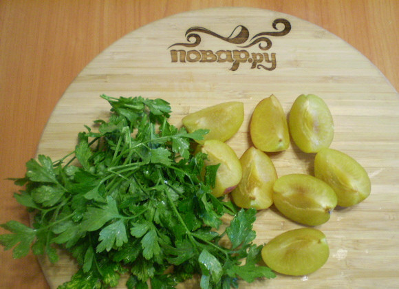 1. Этап. Зеленый коктейль с петрушкой: У петрушки обрезать грубые части. У слив удалить косточки.