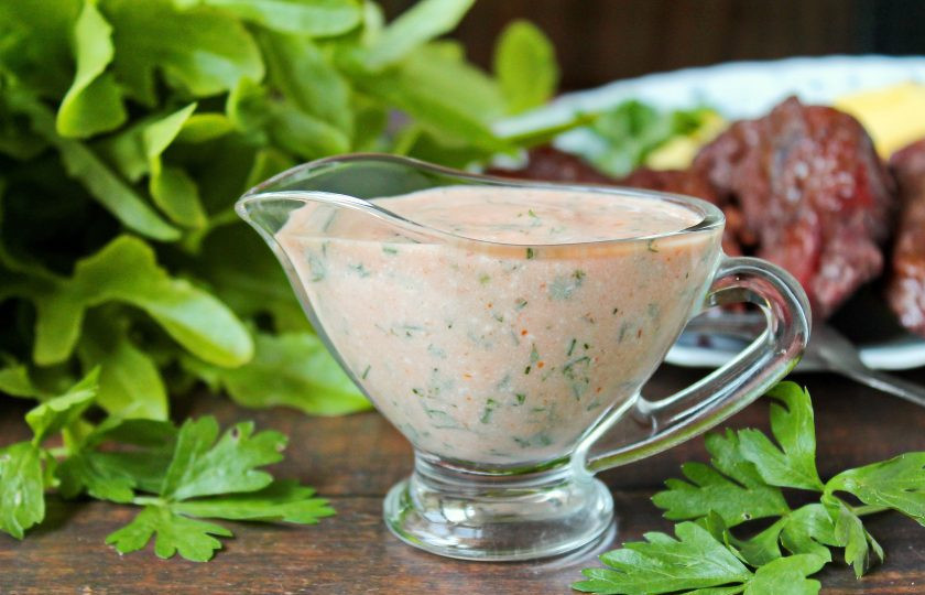 1. Этап. Соус из простокваши с томатной пастой: Перелейте соус в соусник и сразу подавайте к столу.