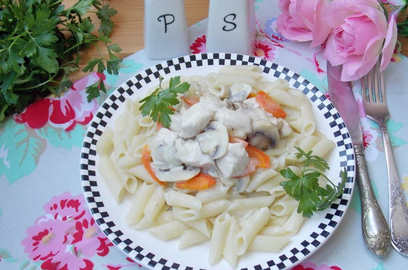 1. Этап. Куриное филе с шампиньонами в сметане: Куриное филе с грибами в сметане готово. Приятного!