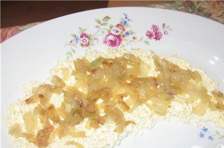 1. Этап. Салат Кит: 2 слой - жаренный лук (луковицу мелко порезать, обжарить на растительном масле, выложить на бумажное полотенце, чтобы ушло лишнее масло)