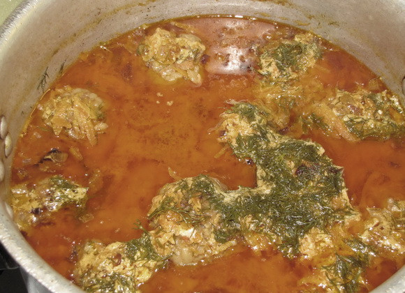 1. Этап. Голубцы ленивые в казане: 10. Сметану соединить с томатным соусом или пастой и перемешать. Выложить в казан и долить воды. Подсолить по вкусу и отправить на огонь. Тушить до готовности под крышкой, а в конце присыпать свежей зеленью. Подавать голубцы ленивые в казане в домашних условиях можно как самостоятельное блюдо или с гарниром.