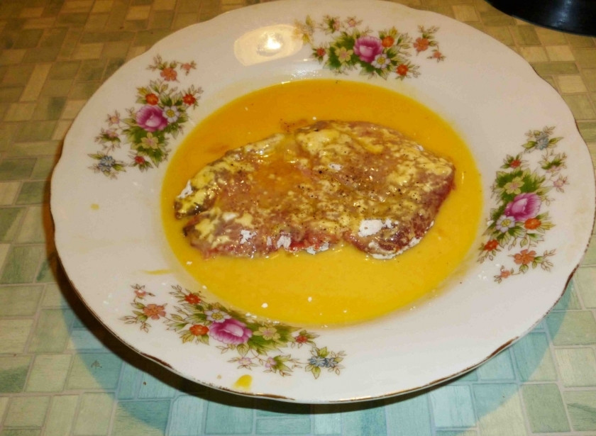 1. Этап. Немецкий шницель: Затем окуните в яично-молочную массу.