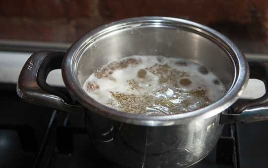 1. Этап. Пшеничная сечка: 5. Поставьте кастрюльку на огонь. Доведите до кипения, сделайте огонь минимальным и варите минут 15, иногда помешивая.