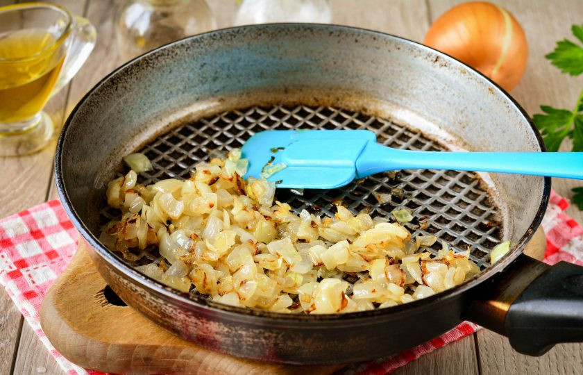 1. Этап. Салат из свеклы с жареным луком: Обжаривайте лук на растительном масле до золотистого цвета.