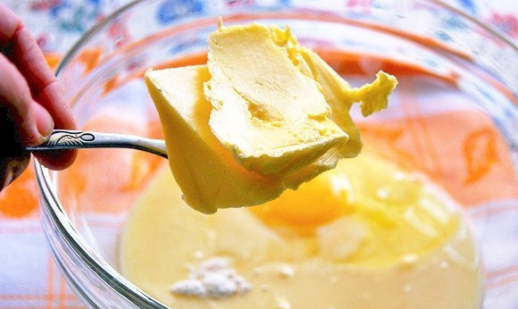 1. Этап. Сушки домашние: Положите мягкое сливочное масло.