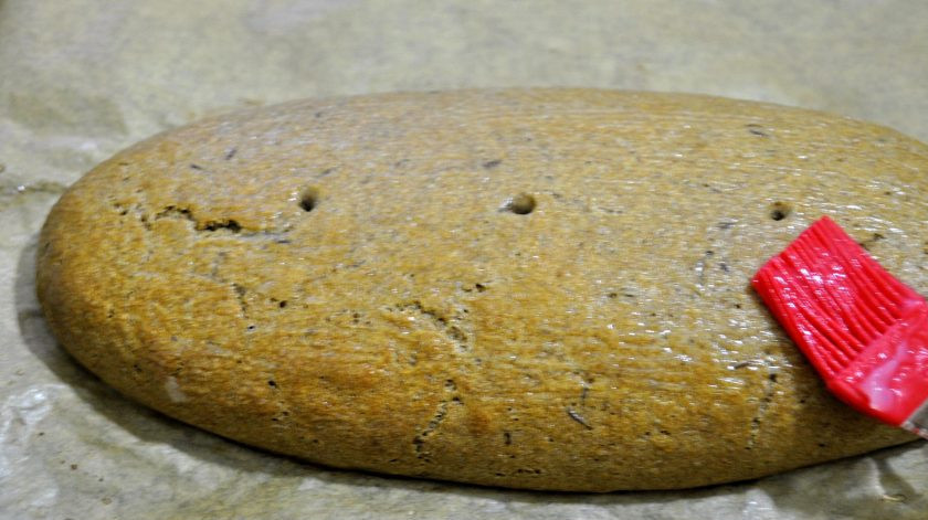 1. Этап. Рижский хлеб по ГОСТу: Смажьте кисельком поверхность готового хлеба.