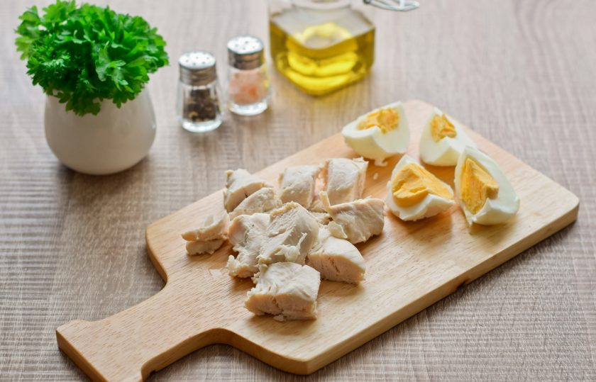 1. Этап. Салат Модница: Куриное филе нарежьте кубиками. Яйцо разрежьте на 4-6 кусочков.