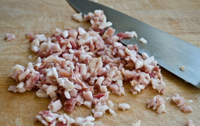 1. Этап. Мясной суп-пюре: Первым делом нарежьте меленько бекон.