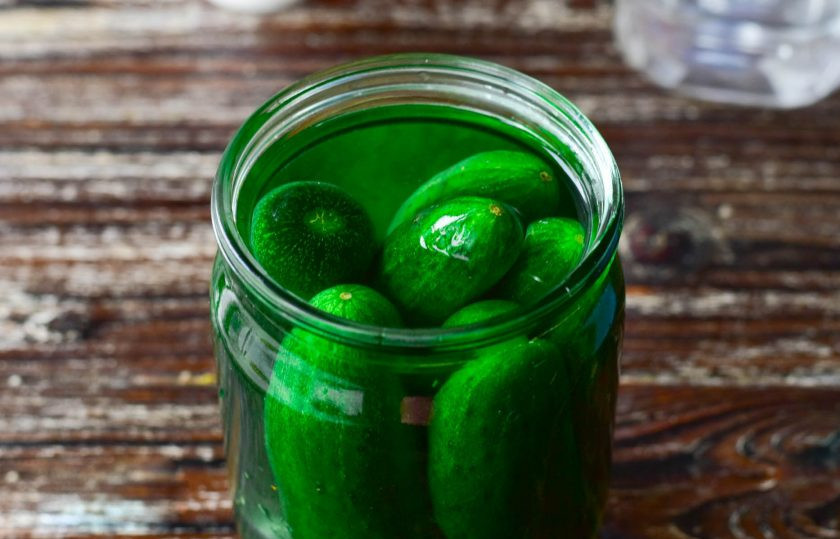 1. Этап. Кисло-сладкие маринованные огурцы: Подготовленный рассол влейте в банку с огурцами. Простерилизуйте ее в течение 3-5 минут. Для этого на дно кастрюли выложите тряпку, поставьте банку с огурцами и залейте ее водой. Поставьте кастрюлю на огонь, а когда вода закипит, засеките время стерилизации.