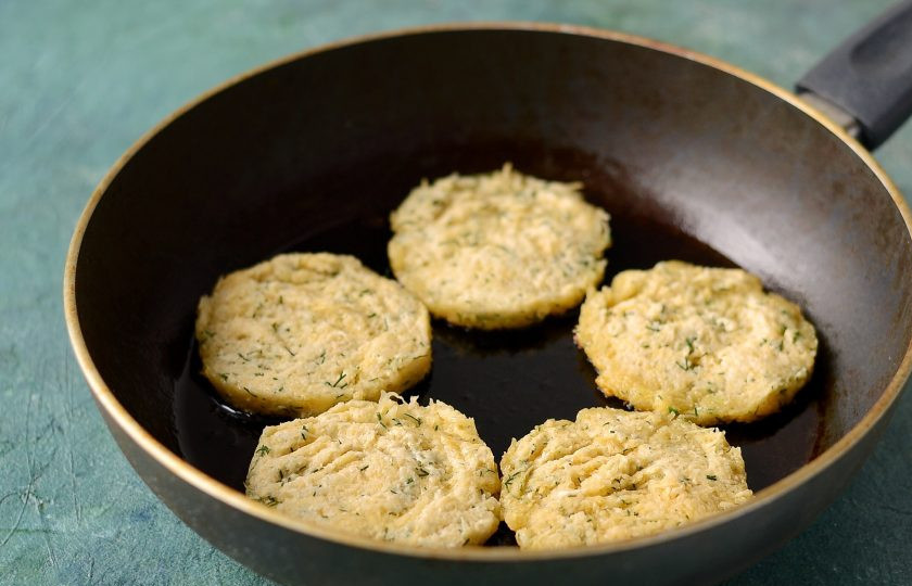 1. Этап. Драники из репы: Разогрейте сковороду на среднем огне с растительным маслом. Выложите тесто в форме кружочков. Жарьте драники до золотистого цвета с двух сторон.