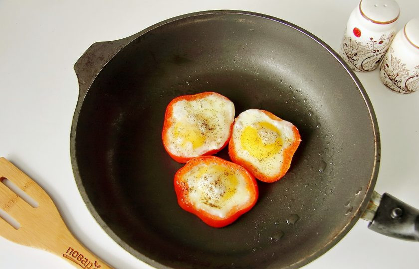 1. Этап. Яичница в болгарском перце: Жарьте яичницу до готовности еще 3-5 минут.