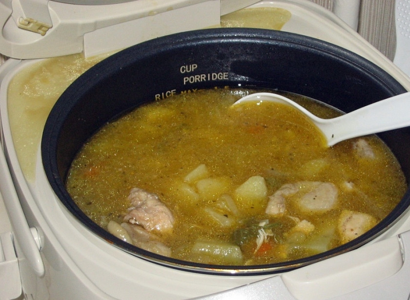 1. Этап. Тушеная картошка в мультиварке Поларис: Влейте воду, но не до самого края, курицу должно накрыть полностью, а картошку слегка. Я готовлю в режиме 