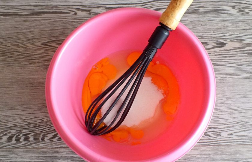 1. Этап. Пирог с маком и малиной: Смешайте в чаше яйца с сахаром. Взбивать не нужно, достаточно просто перемешать венчиком.