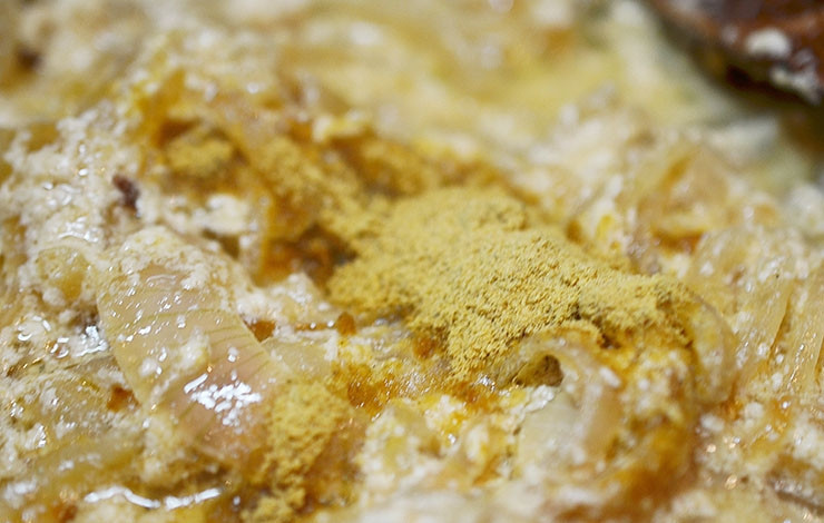 1. Этап. Пирог с рыбой и луком в горчичном соусе: Добавьте горчичный порошок.