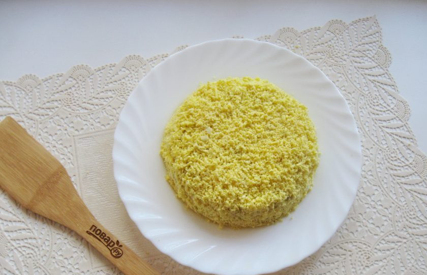 1. Этап. Салат Мышка с сыром: Вареный желток измельчите и посыпьте салат сверху и с боков.