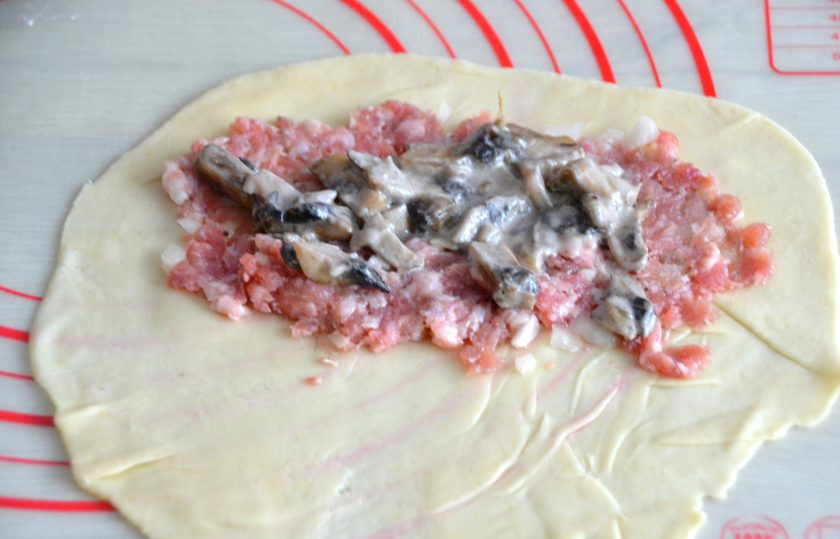 1. Этап. Чебуреки по-французски: На мясной фарш выложите шампиньоны в сливочном соусе.
