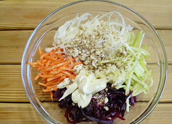 1. Этап. Салат Здоровье с капустой: 6. Соединяем компоненты салата. Добавляем чеснок измельченный, орехи, соль, майонез.