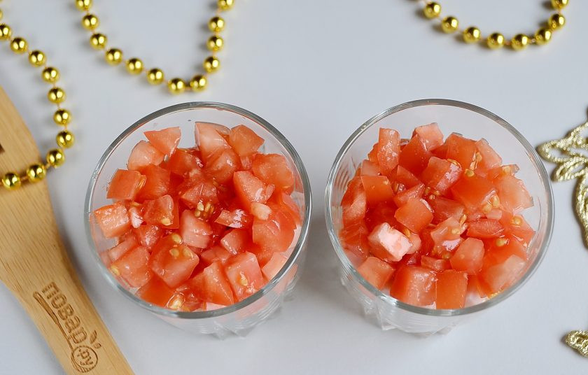 1. Этап. Новогодний салат в стакане за 5 минут: Помидоры, майонез.