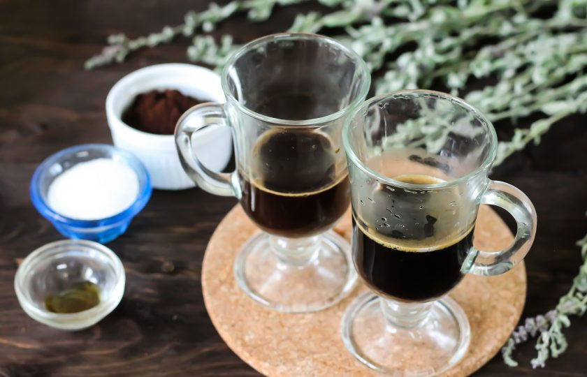 1. Этап. Ванильный капучино: Сварите крепкий эспрессо в турке, добавляя то количество воды, которое соответствует вашему вкусу. Можно всыпать сахар непосредственно в турку, можно в стаканы. Разлейте горячий кофе в айриш-бокалы или чашки.