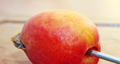 1. Этап. Варенье из абрикосов в сиропе: При помощи любого длинного тонкого приспособления аккуратно извлекаем их каждого плода косточку.