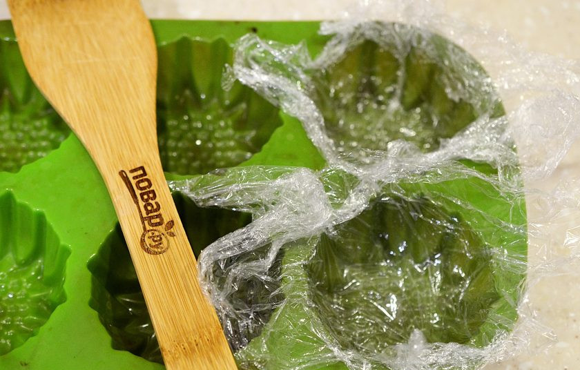 1. Этап. Праздничная закуска с семгой: 1. Формочки застелите пищевой пленкой. Это могут быть как силиконовые формочки, так и обычные - металлические. Размер - на ваш вкус.