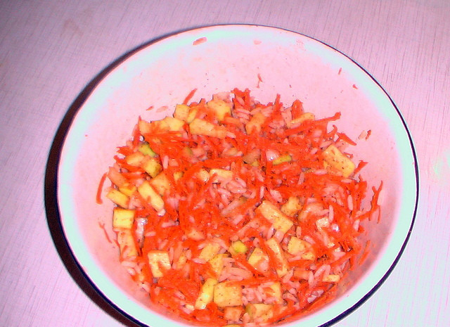 1. Этап. Курица в рукаве, фаршированная рисом: 3. Соединить рис с овощами. Посолить и поперчить при желании. Можно использовать помидоры, чтобы начинка была более сочной.