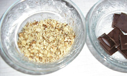 1. Этап. Печенье Желуди: Растопите шоколад, грецкие орехи - измельчите.