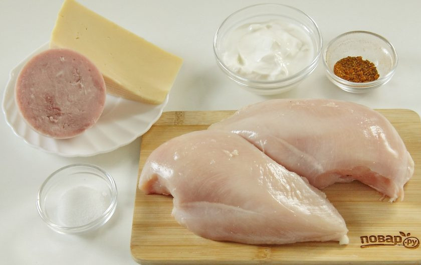 1. Этап. Куриные роллы с ветчиной и сыром: 1. Подготовьте все ингредиенты.