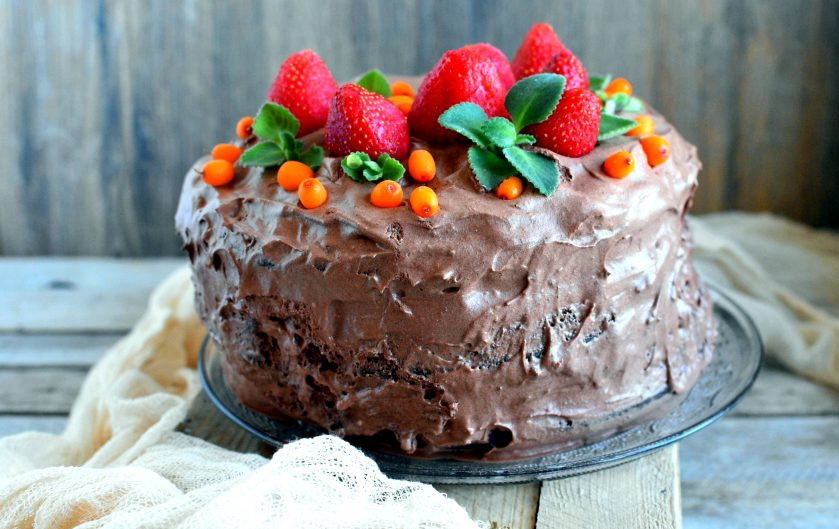 1. Этап. Великолепный шоколадный пирог: Украсьте торт свежими ягодами и листиками мяты.