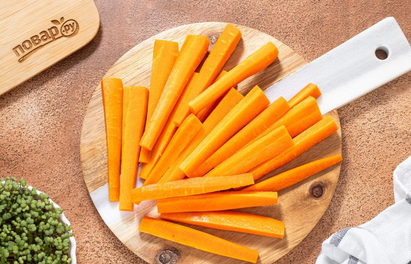 1. Этап. Морковные палочки ферментированные: Нарежьте палочками примерно одинаковой длины и толщины.