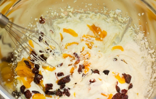 1. Этап. Ватрушка на скорую руку: К яйцам добавляем творог и промытые и обсушенные сухофрукты. все хорошо перемешиваем.