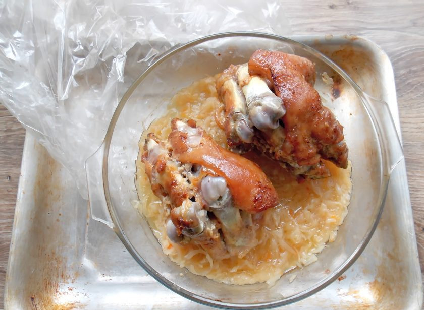 1. Этап. Свиные ножки с капустой: Запекайте все в горячей духовке, при температуре 180 градусов в течение одного часа.