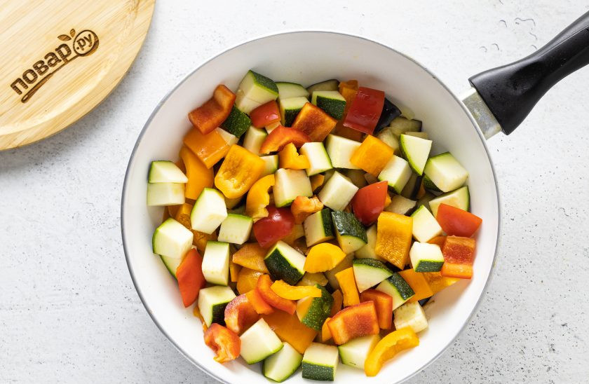1. Этап. Рагу с баклажанами и стручковой фасолью: Затем добавьте нарезанный кубиками цукини и болгарский перец. Тушите еще 5 минут под крышкой.