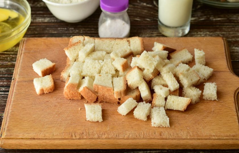 1. Этап. Чешские галушки: Нарежьте хлеб кубиками.