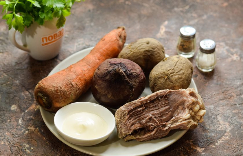 1. Этап. Салат Гренадер с говядиной: Подготовьте ингредиенты.