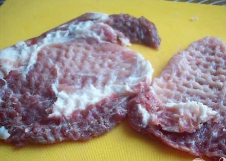 1. Этап. Свинина под сыром и шпинатом: 1. В первую очередь молоточком отбиваем свиные кусочки.