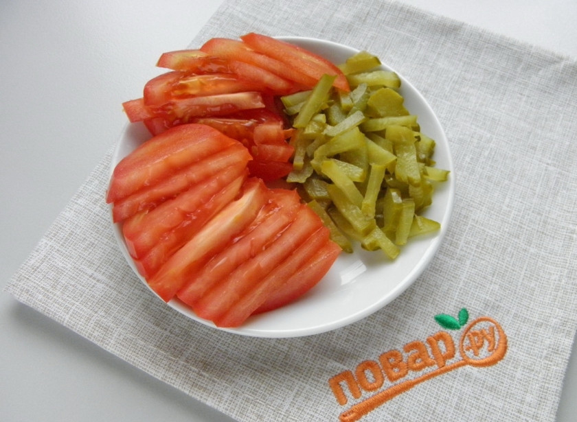 1. Этап. Шаурма (классический рецепт): Порежьте дольками помидор и соломкой огурец.