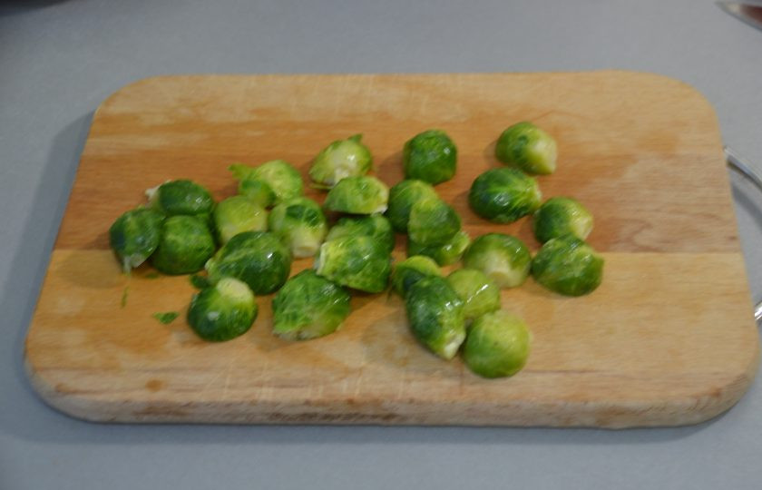 1. Этап. Овощное рагу в пакете для запекания: Брюссельскую капусту можно положить целиком, а можно половинками.